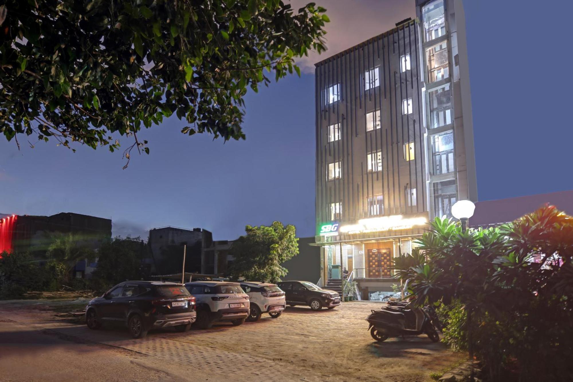 Status By Hotel The Emporio Ghaziabad Εξωτερικό φωτογραφία