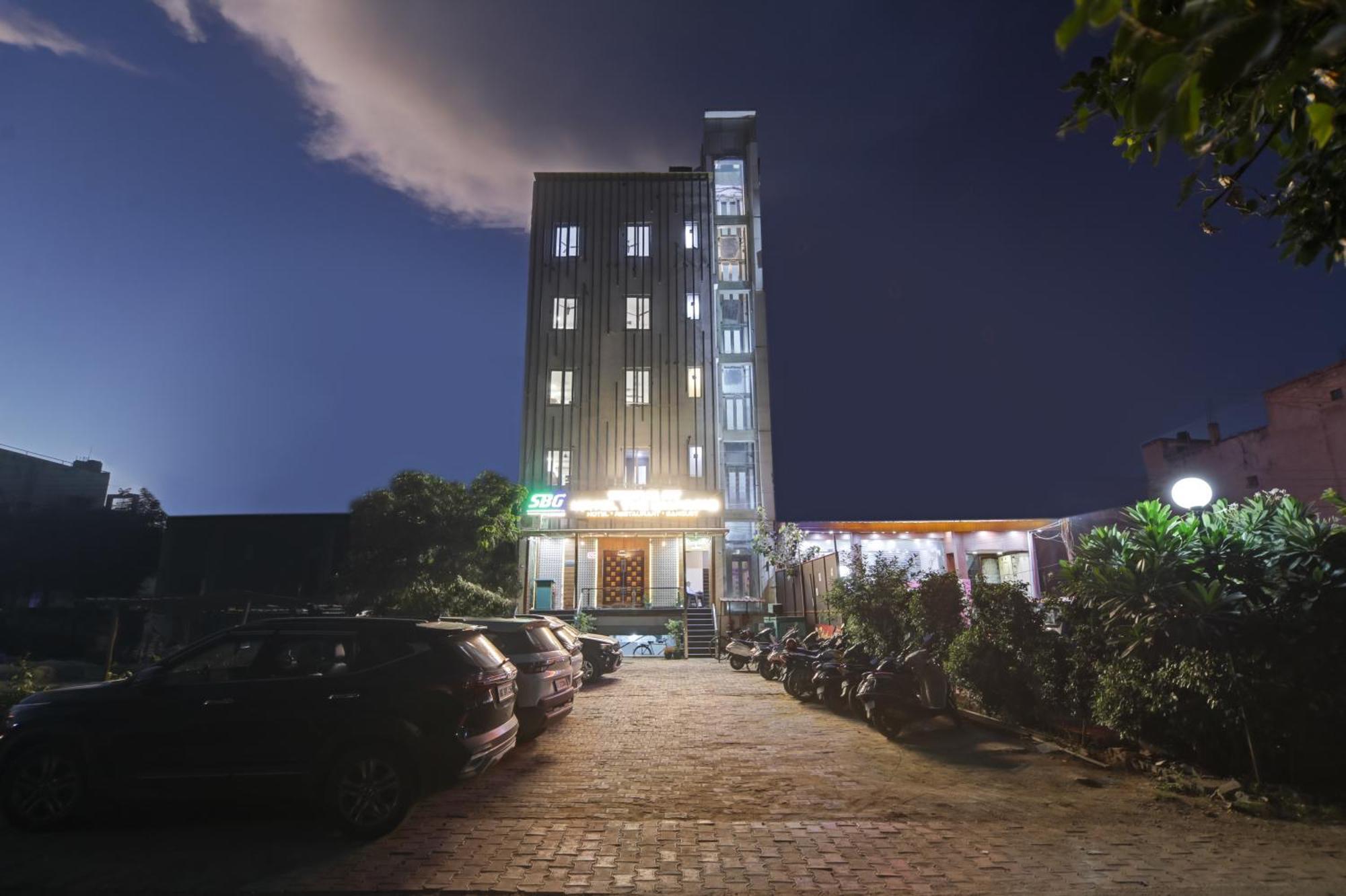 Status By Hotel The Emporio Ghaziabad Εξωτερικό φωτογραφία