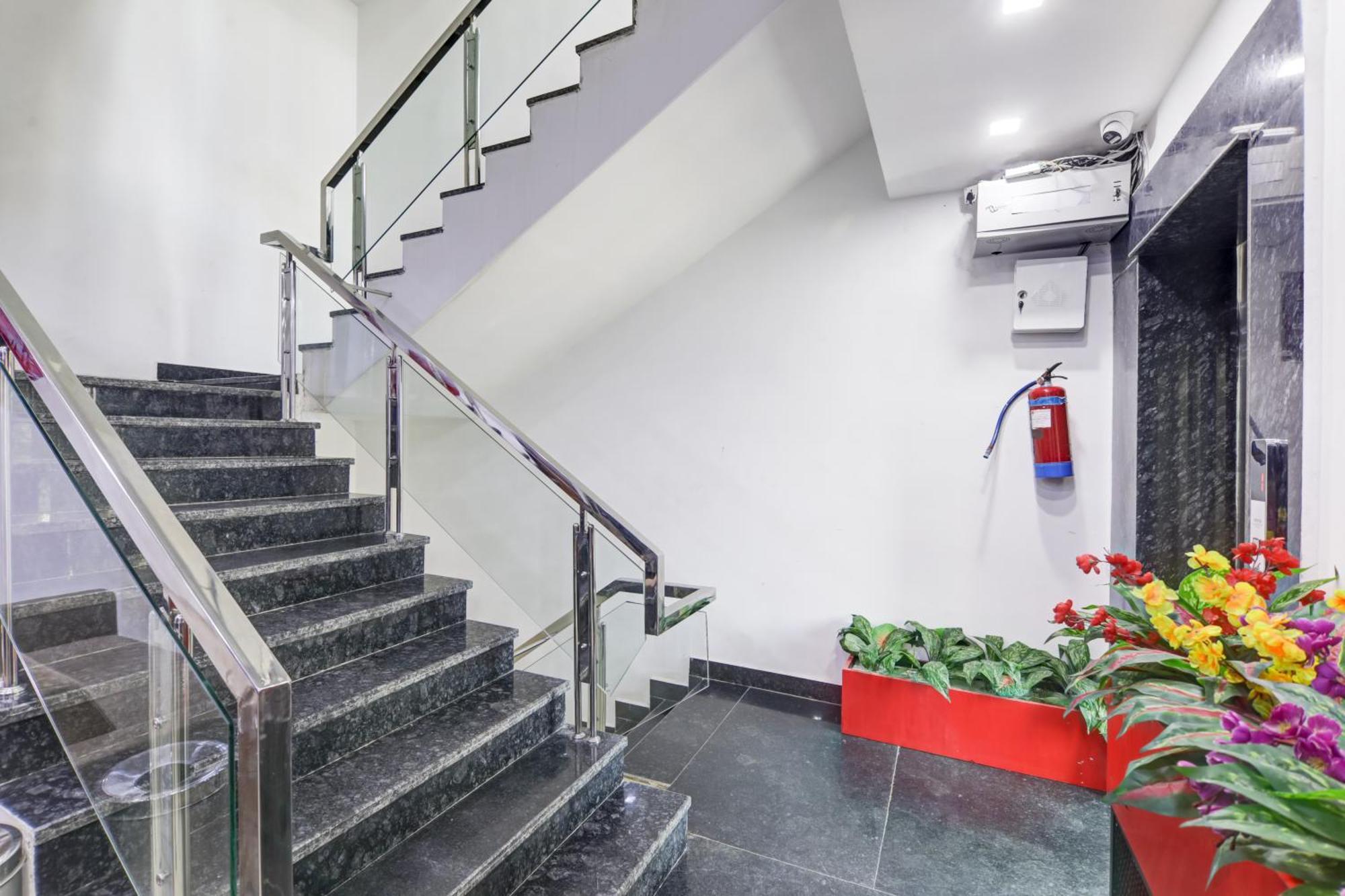 Status By Hotel The Emporio Ghaziabad Εξωτερικό φωτογραφία