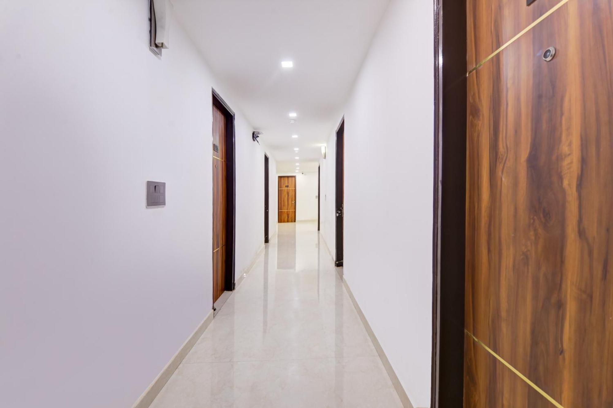 Status By Hotel The Emporio Ghaziabad Εξωτερικό φωτογραφία